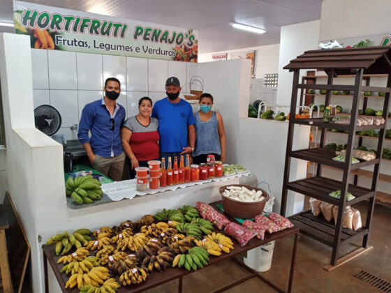 Agricultores familiares de Amambai exibem, orgulhosos, seus produtos no Mercado Municipal.