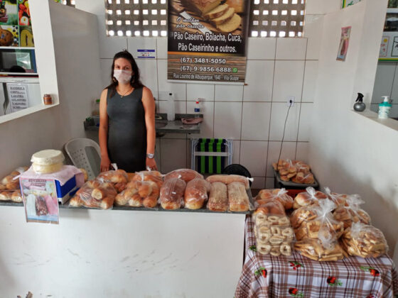 Agricultores familiares de Amambai exibem, orgulhosos, seus produtos no Mercado Municipal.