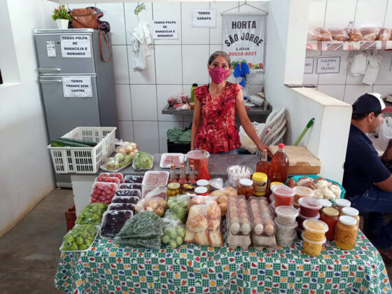 Agricultores familiares de Amambai exibem, orgulhosos, seus produtos no Mercado Municipal.