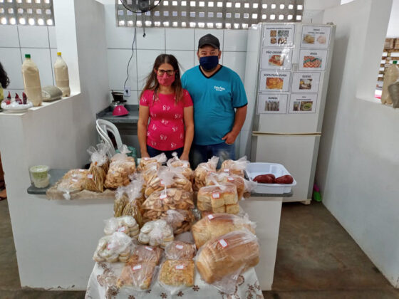 Agricultores familiares de Amambai exibem, orgulhosos, seus produtos no Mercado Municipal.