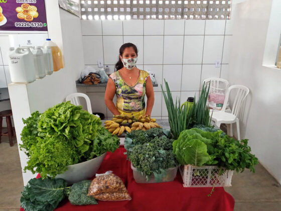 Agricultores familiares de Amambai exibem, orgulhosos, seus produtos no Mercado Municipal.