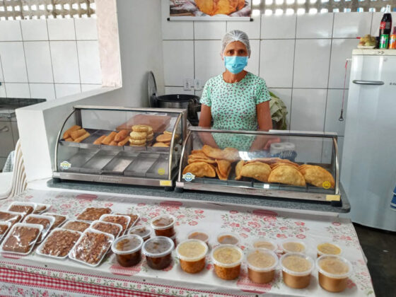 Agricultores familiares de Amambai exibem, orgulhosos, seus produtos no Mercado Municipal.