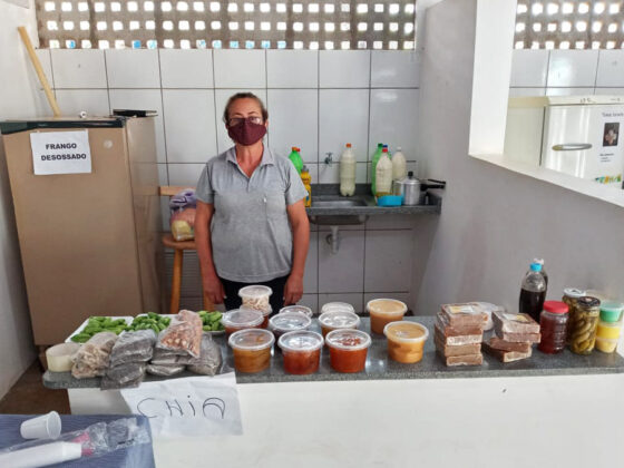 Agricultores familiares de Amambai exibem, orgulhosos, seus produtos no Mercado Municipal.