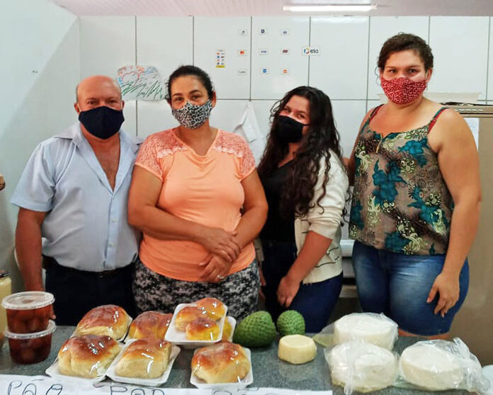 Adivar Albuquerque e sua família, no box onde comercializam seus produtos