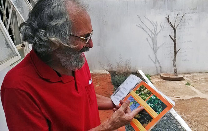 O assessor parlamentar Walber Noleto guarda um exemplar do livro "Sabores do Cerrado e Pantanal"