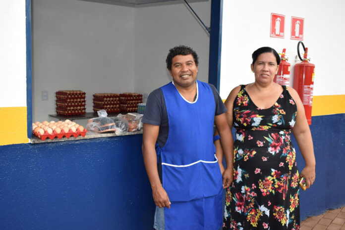 Jerônimo de Moura e sua esposa, em frente ao box da família no Cepaf de Terenos