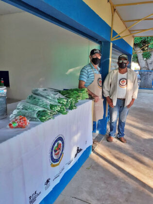 O agricultor Herculano da Cruz com colega de feira