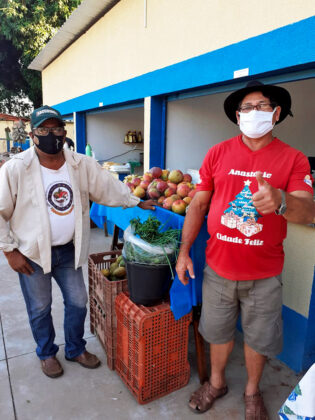 O agricultor Herculano da Cruz com colega de feira