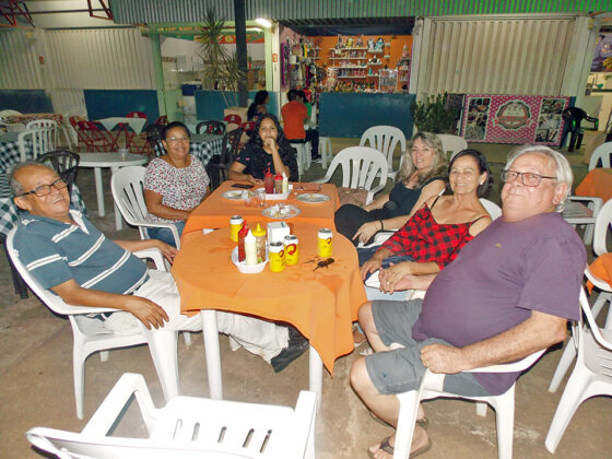 Feirantes destacam importância da praça da alimentação e afirmam que ela ajuda a atrair clientes para a Feira.