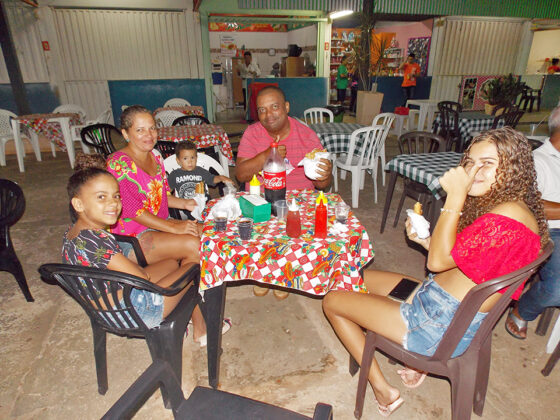 Feirantes destacam importância da praça da alimentação e afirmam que ela ajuda a atrair clientes para a Feira.