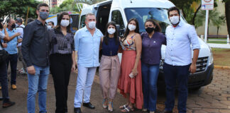 Laura, Vander, Camila e equipe da vereadora durante a entrega da van no pátio da Prefeitura