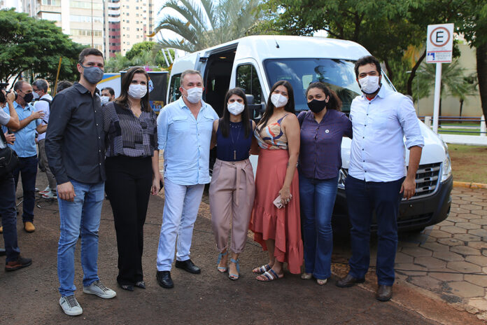 Laura, Vander, Camila e equipe da vereadora durante a entrega da van no pátio da Prefeitura