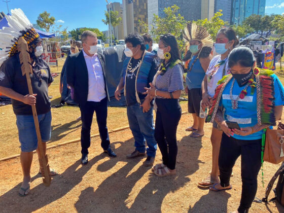 Vander visita acampamento do Levante pela Terra em Brasília e reitera luta contra PL 490