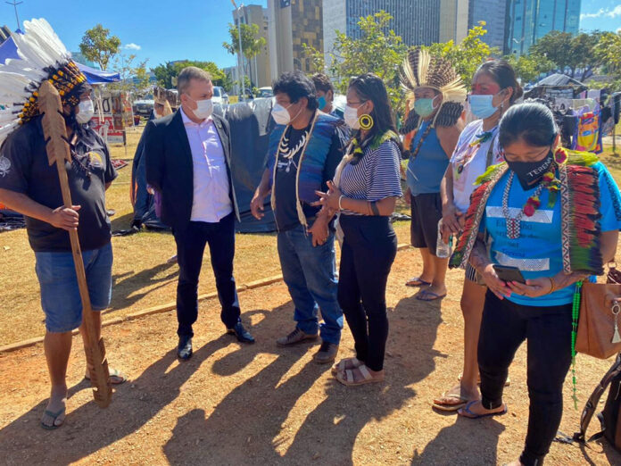 Vander visita acampamento do Levante pela Terra em Brasília e reitera luta contra PL 490