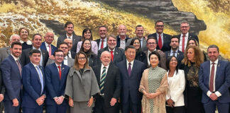 Comitiva brasileira posa para foto com o primeiro-ministro chinês Xi Jinping