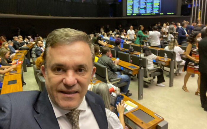 Deputado Vander, durante ato na Câmara em defesa do piso da enfermagem