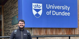 Dener em frente à Universidade de Dundee, na Escócia, onde estudou pelo programa Ciência Sem Fronteiras (acervo pessoal)