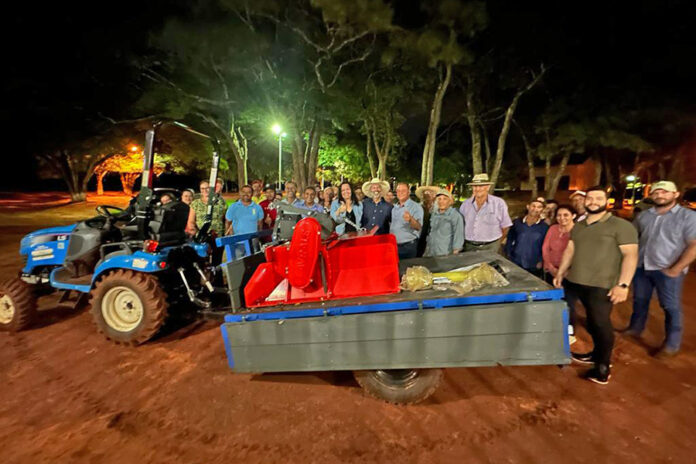 Gleba Ouro Verde em Ivinhema recebe implementos agrícolas viabilizados por Vander