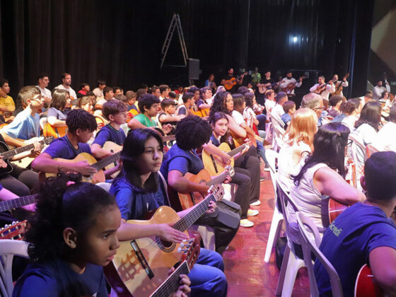 Com apoio de Vander, UFMS leva aulas de violão a crianças de Campo Grande