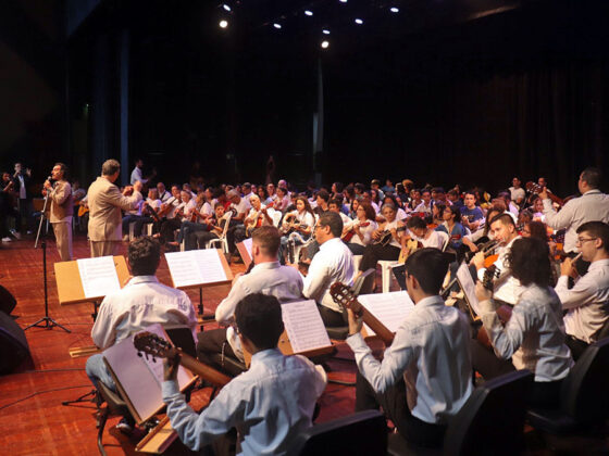 Com apoio de Vander, UFMS leva aulas de violão a crianças de Campo Grande