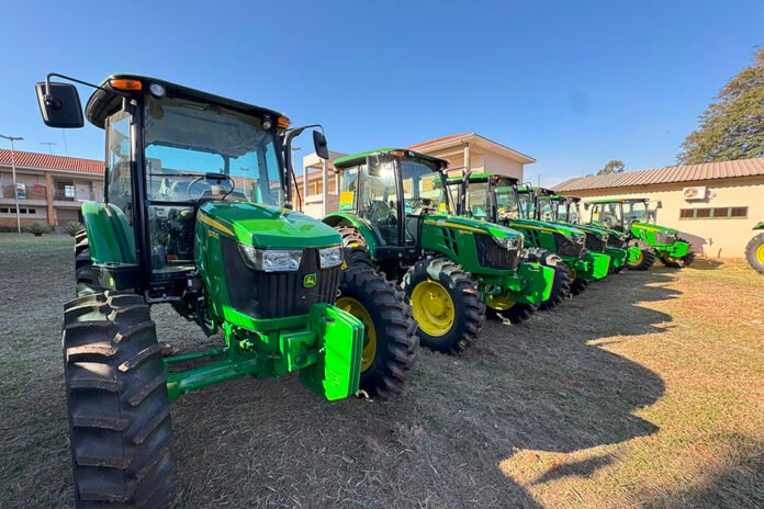 Governo Lula entrega 14 tratores a municípios de MS pelo Promaq