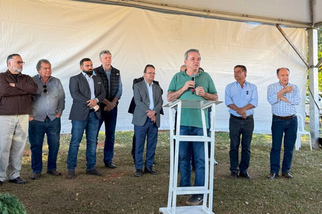 Governo Lula entrega 14 tratores a munic&iacute;pios de MS pelo Promaq