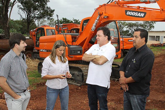 Vander vistoriou m&aacute;quinas junto com Adilson Santos (MPA), L&uacute;cia Gatto (Embrapa) e o superintendente Paulo Roberto (MPA)