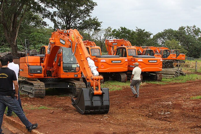 foto-2012-04-03-escavadeiras-mpa Escavadeiras já estão em Campo Grande, na sede da Embrapa