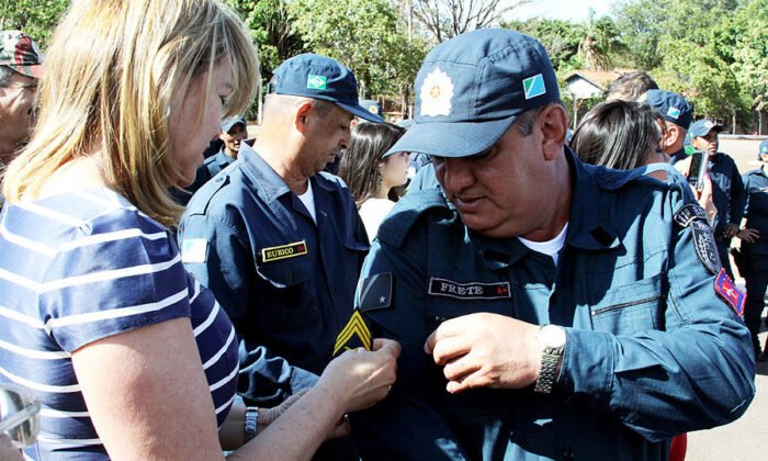 Momento da entrega das ins&iacute;gnias de 3&ordm; sargento