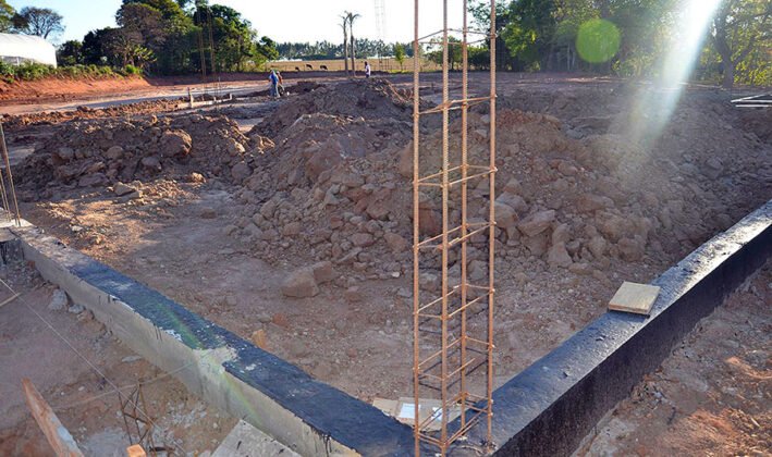 Terraplanagem ficou pronta e agora est&aacute; sendo feita a drenagem