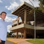 Deputado Vander em frente à nova Biblioteca Central da UFMS