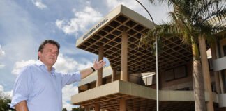 Deputado Vander em frente à nova Biblioteca Central da UFMS