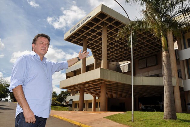 Deputado Vander em frente &agrave; nova Biblioteca Central da UFMS