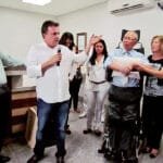 Vander discursa ao lado do Dr. Hoshida, o homenageado da noite
