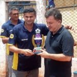 Vander recebe prêmio de Biro Biro pelo apoio ao torneio