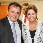 Deputado Vander ao lado da presidenta Dilma após a assinatura do contrato
