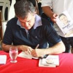 Deputado autografou o livro que aborda sua trajetória política