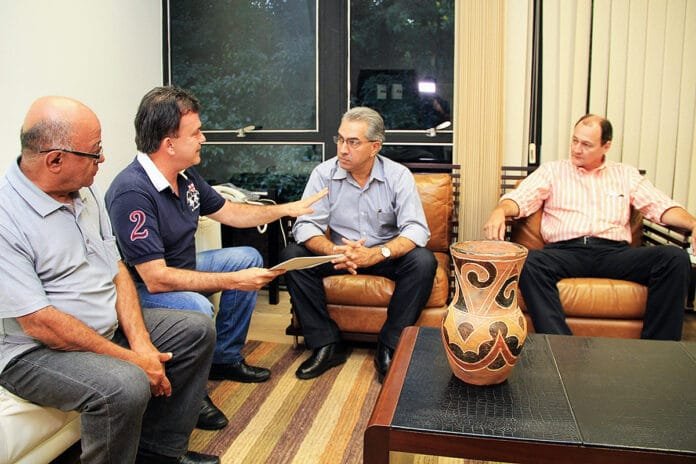 Ortiz, Vander, Reinaldo e Miglioli durante a reunião (foto: Chico Ribeiro - Assessoria) Ortiz, Vander, Reinaldo e Miglioli durante a reunião (foto: Chico Ribeiro - Assessoria)
