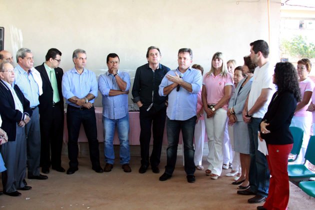 Vander discursa para autoridades reunidas na obra do novo pr&eacute;dio do HCAA