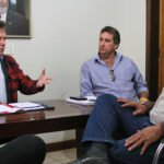 Vander conversa com os vereadores Giovani Corbari e Wilson Gonçalves
