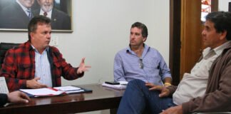 Vander conversa com os vereadores Giovani Corbari e Wilson Gonçalves