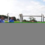 Douglas mostra a Vander a área onde será construído o estádio