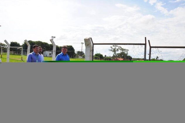 Douglas mostra a Vander a &aacute;rea onde ser&aacute; constru&iacute;do o est&aacute;dio