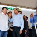 Vander, ao lado do superintendente da CEF, Paulo Antunes, durante discurso do governador André Puccinelli