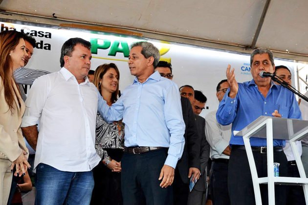 Vander, ao lado do superintendente da CEF, Paulo Antunes, durante discurso do governador Andr&eacute; Puccinelli