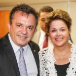 Deputado Vander ao lado da presidenta Dilma após a assinatura do contrato