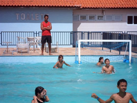 Na praia, balne&aacute;rio ou piscina, salva-vidas garantem mais seguran&ccedil;a aos frequentadores