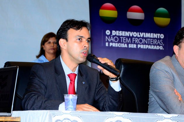 &Ecirc;nio Motta Junior, da Receita Federal, foi o palestrante (Foto: Lucho Rocha/CCS/PMPP)