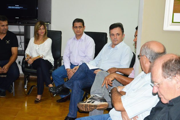 Vander reunido com o vice-prefeito e secretariado de Sidrol&acirc;ndia