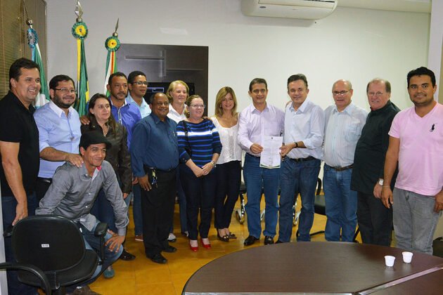 Vander reunido com o vice-prefeito e secretariado de Sidrol&acirc;ndia